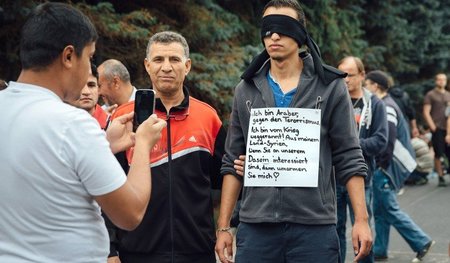 Solidaritätsaktion vor dem ehemaligen Leonardo-Hotel in Freital ...