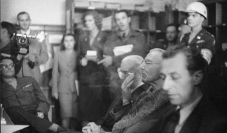 Von der Justiz unbehelligt: Die Angeklagten im Nürnberger Kriegs...