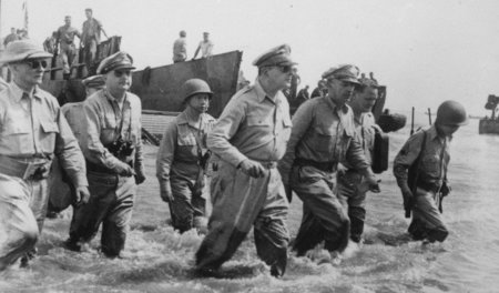 »Amerikanischer Cäsar«: General Douglas MacArthur bei der Invasi...