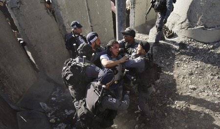 Übermacht: Israelische Grenzsoldaten nehmen am Freitag nahe dem ...