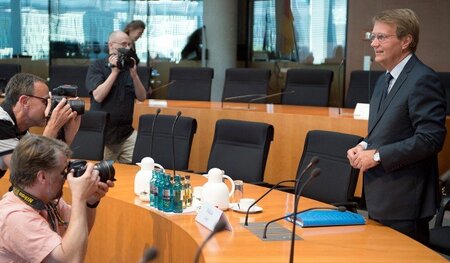 Betonte die Unterschiede zwischen sich, dem Ex-Minister, und den...