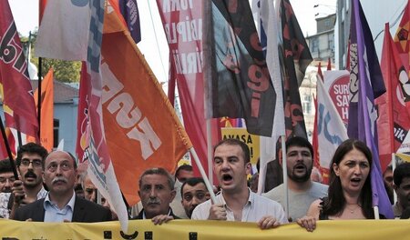 In Istanbul protestierte am Donnerstag die linke Partei HDP gege...