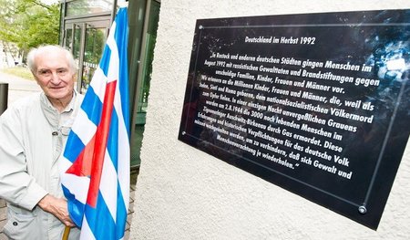 Heinrich im August 2012 neben einer damals neuen Gedenktafel am ...