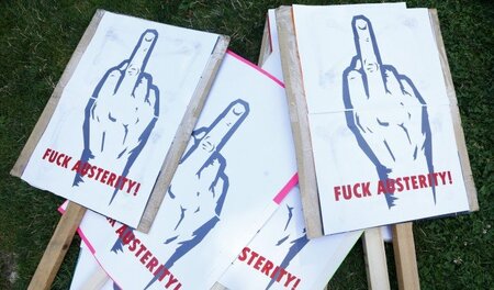 Dem Diktat des EU-Kapitals den Stinkefinger zeigen: Plakate eine...
