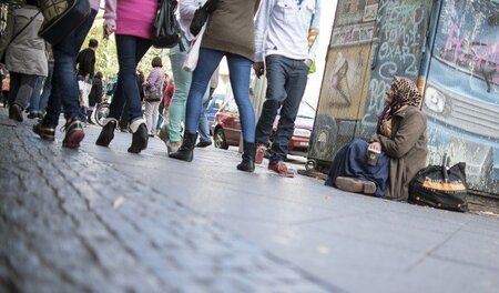 Sozialbetrug? Mangelnde Integrationsbereitschaft? Frau mit Kopft...