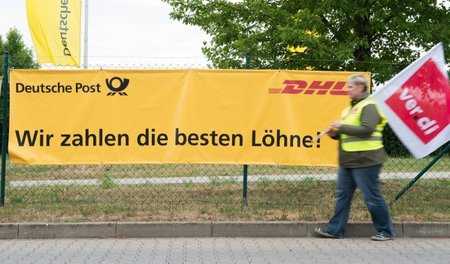 Wer's glaubt wird selig: Eine streikende Mitarbeiterin des Brief...