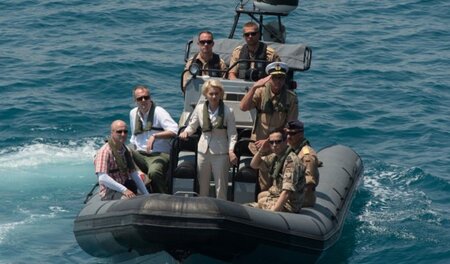Bundesverteidigungsministerin Ursula von der Leyen (CDU) bei ihr...