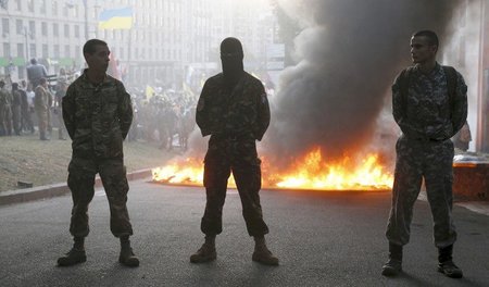 Am Freitag brannten in Kiew Autoreifen bei einer Demonstration d...