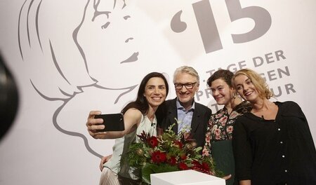Selfie mit Saalmoderator: Dana Grigorcea, Nora Gomringer, Valeri...
