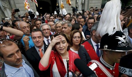 Barcelonas neues Stadtoberhaupt Ada Colau (m.) Anfang Juni auf d...