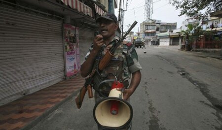 Militärpräsenz in Jammu: Ein Soldat fordert die Bevölkerung auf,...