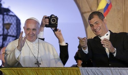 Papst Franziskus und Ecuadors Präsident Rafael Correa am Montag ...