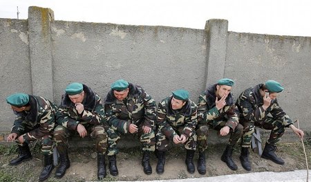 Noch herrscht Ruhe: Ukrainische Soldaten an der Grenze zu Transn...
