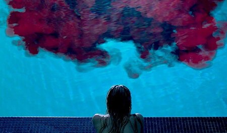 Was soll das? Jay (Maika Monroe) im Schwimmbad Was soll das? Jay (Maika Monroe) im Schwimmbad