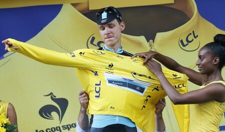 Bitte heklfen Sie dem jungen Mann – Tony Martin versucht, ins ge... Bitte heklfen Sie dem jungen Mann – Tony Martin versucht, ins ge...