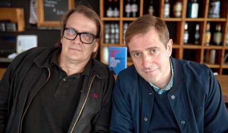 Sitzen zwei Buchautoren beim Kaffeetrinken: Regener (l.) und Dor... Sitzen zwei Buchautoren beim Kaffeetrinken: Regener (l.) und Dor...