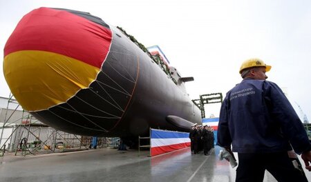 Mit Deutschland-Häubchen vorne drauf: U-Boot U36 bei einer Schif... Mit Deutschland-Häubchen vorne drauf: U-Boot U36 bei einer Schif...