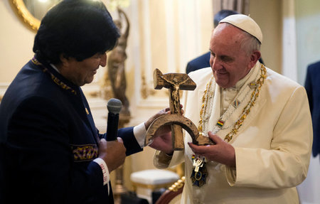 Boliviens Präsident Evo Morales überreichte Papst Franziskus ein... Boliviens Präsident Evo Morales überreichte Papst Franziskus ein...