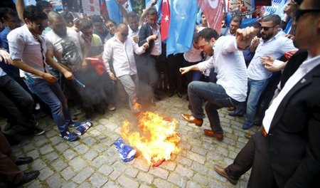 Türkische Faschisten verbrennen am Sonntag in Istanbul eine chin... Türkische Faschisten verbrennen am Sonntag in Istanbul eine chin...