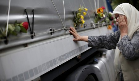 Trauer um die Toten: In dem Lastwagen befinden sich Gebeine, die...