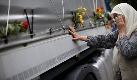 Trauer um die Toten: In dem Lastwagen befinden sich Gebeine, die... Trauer um die Toten: In dem Lastwagen befinden sich Gebeine, die...