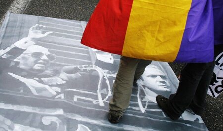 Protest gegen die anhaltende Franco-Verehrung im Dezember 2007 i... Protest gegen die anhaltende Franco-Verehrung im Dezember 2007 i...