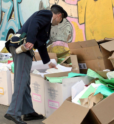 Zum Ende des Systems Berlusconi: Wahlzettel auf dem Müll