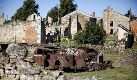 Ausgebrannte Autos stehen in der Gedenkstätte Oradour-sur-Glane ... Ausgebrannte Autos stehen in der Gedenkstätte Oradour-sur-Glane ...