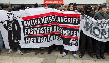 Faschisten den Weg versperren – wie hier am Dortmunder Hauptbahn...