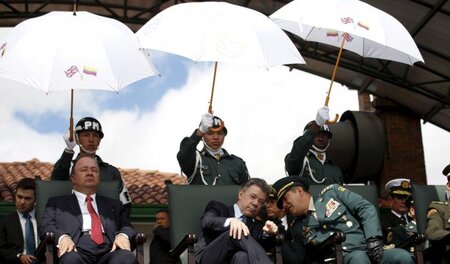Die Armee ist vorbereitet: Präsident Santos (Mitte) bei der Vors... Die Armee ist vorbereitet: Präsident Santos (Mitte) bei der Vors...