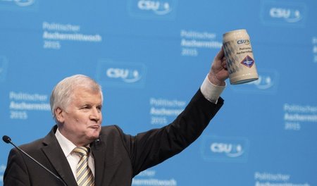 O'zapft ist das Streikrecht. Horst Seehofer will es denn auch in... O'zapft ist das Streikrecht. Horst Seehofer will es denn auch in...