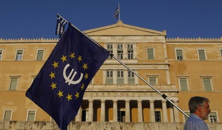 Am Donnerstag abend demonstrierten in Athen EU-Fans für den Euro...