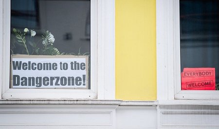 Statement in einem Fesnter im Hamburger Stadtteil St. Pauli im J... Statement in einem Fesnter im Hamburger Stadtteil St. Pauli im J...