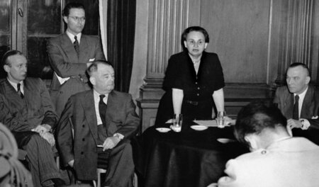 1926 aus der KPD ausgeschlossen: Ruth Fischer, hier bei einem Vo... 1926 aus der KPD ausgeschlossen: Ruth Fischer, hier bei einem Vo...