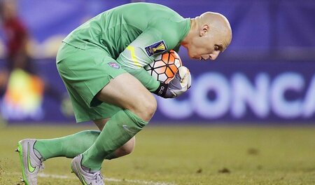 Hab ich dich! US-Goalie Brad Guzan hält gegen Haiti das knappe 1... Hab ich dich! US-Goalie Brad Guzan hält gegen Haiti das knappe 1...
