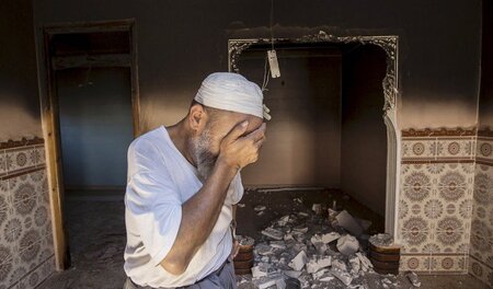 Ein verzweifelter Mann in seinem zerstörten Haus am Freitag in G... Ein verzweifelter Mann in seinem zerstörten Haus am Freitag in G...