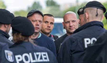 Rechte Hetze in Berlins östlichen Randbezirken: Zum Tag der offe... Rechte Hetze in Berlins östlichen Randbezirken: Zum Tag der offe...
