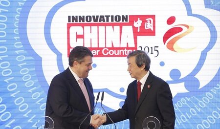 Der Vizekanzler mit Chinas stellvertretendem Premier Ma Kai auf ... Der Vizekanzler mit Chinas stellvertretendem Premier Ma Kai auf ...