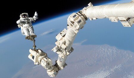 Astronaut Stephen K. Robinson begutachtet die Internationale Rau... Astronaut Stephen K. Robinson begutachtet die Internationale Rau...