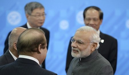 Modi r.) und Sharif am Freitag beim SCO-Gipfel in Ufa