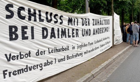 Im Gegensatz zur IG Metall unterstützten Mitarbeiter von Daimler... Im Gegensatz zur IG Metall unterstützten Mitarbeiter von Daimler...