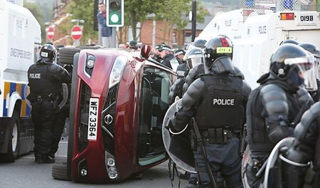 Verkehrte Welt: Polizisten kippten am Montag in Belfast ein Auto...