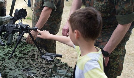 Nachwuchswerbung der Bundeswehr. Ein Junge begutachtet die Mündu... Nachwuchswerbung der Bundeswehr. Ein Junge begutachtet die Mündu...