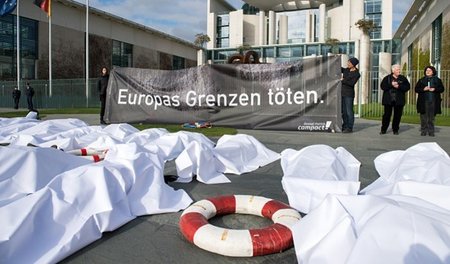 Aktivisten der Organisation Campact demonstrieren am 22. April 2... Aktivisten der Organisation Campact demonstrieren am 22. April 2...