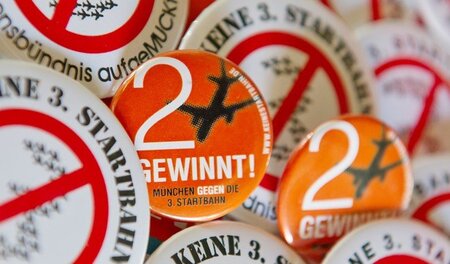 »Keine dritte Startbahn«: Buttons der Ausbaugegner des Münchner ... »Keine dritte Startbahn«: Buttons der Ausbaugegner des Münchner ...