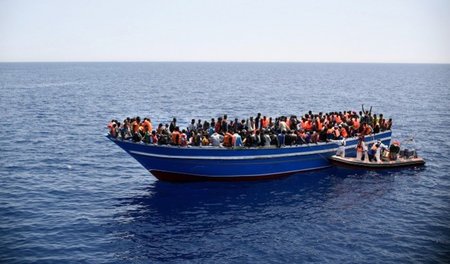 Ein überfülltes Flüchtlingsboot, das am 14. Mai von der Organisa...