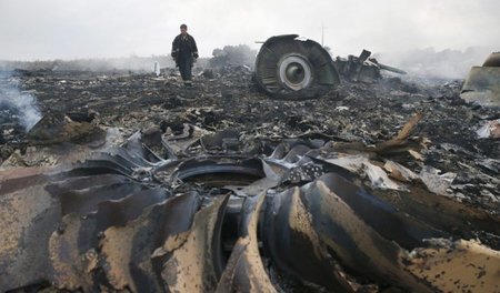 Abschuss über dem Kriegsgebiet: Das MH17-Trümmerfeld im Donbass ...