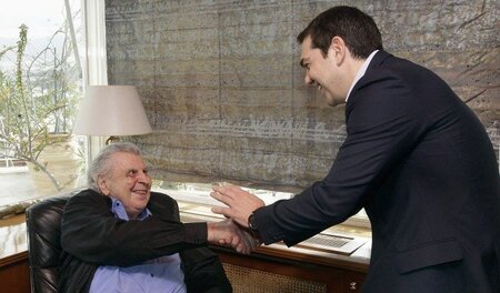 »Wir sollten uns nicht gegenseitig zerfleischen«: Theodorakis un... »Wir sollten uns nicht gegenseitig zerfleischen«: Theodorakis un...