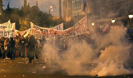 Die Demonstration am Mittwoch vor dem griechischen Parlament end...