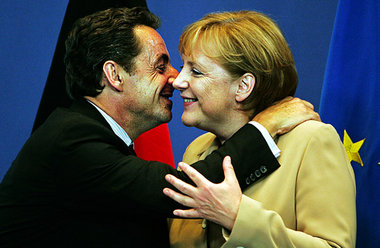 Küßchen links, Küßchen rechts: Sarkozy und Merkel beim Gipfelauf...